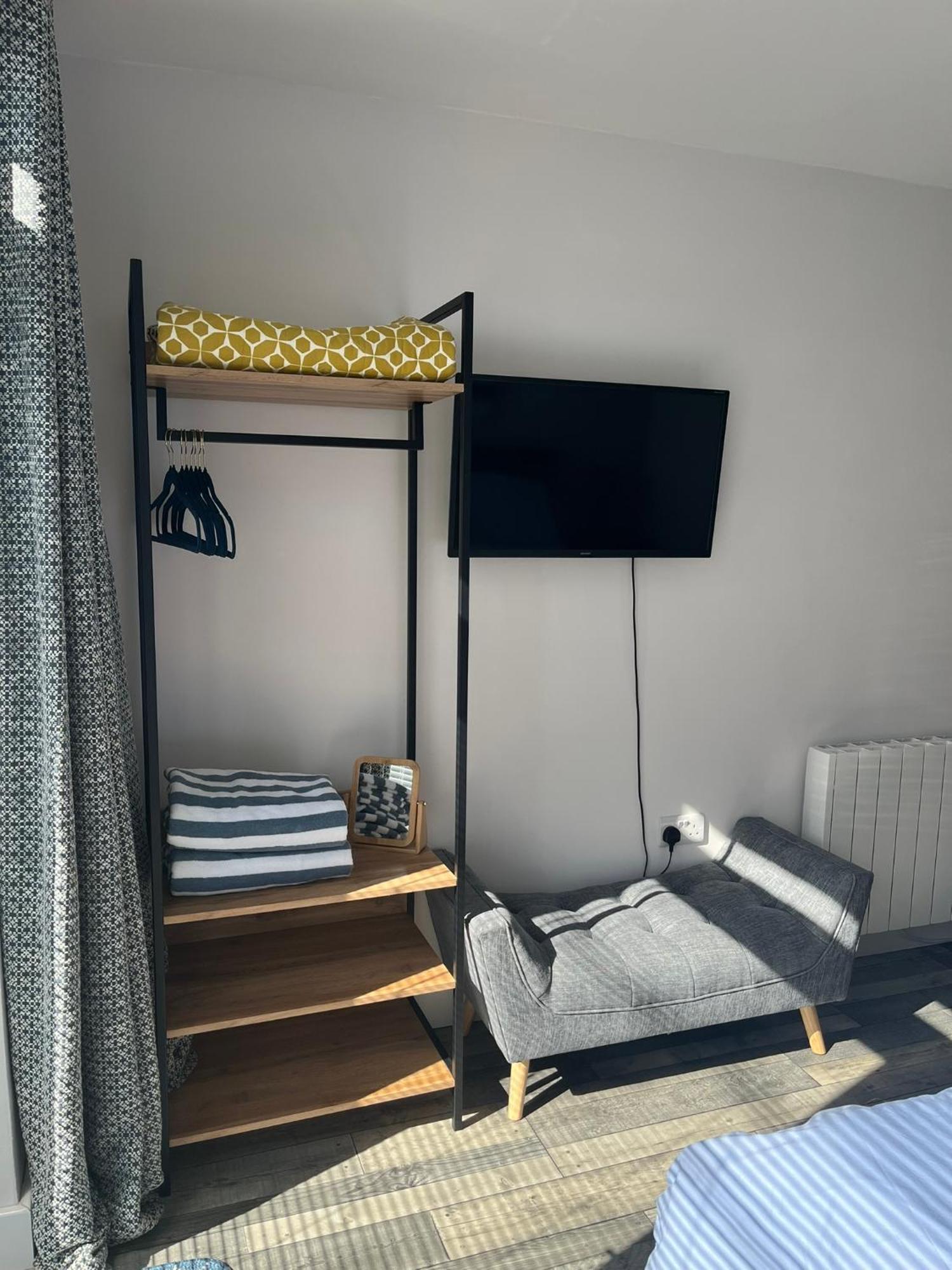 Entire Guest Suite In Four Mile Bridge, Rhoscolyn Valley Eksteriør bilde