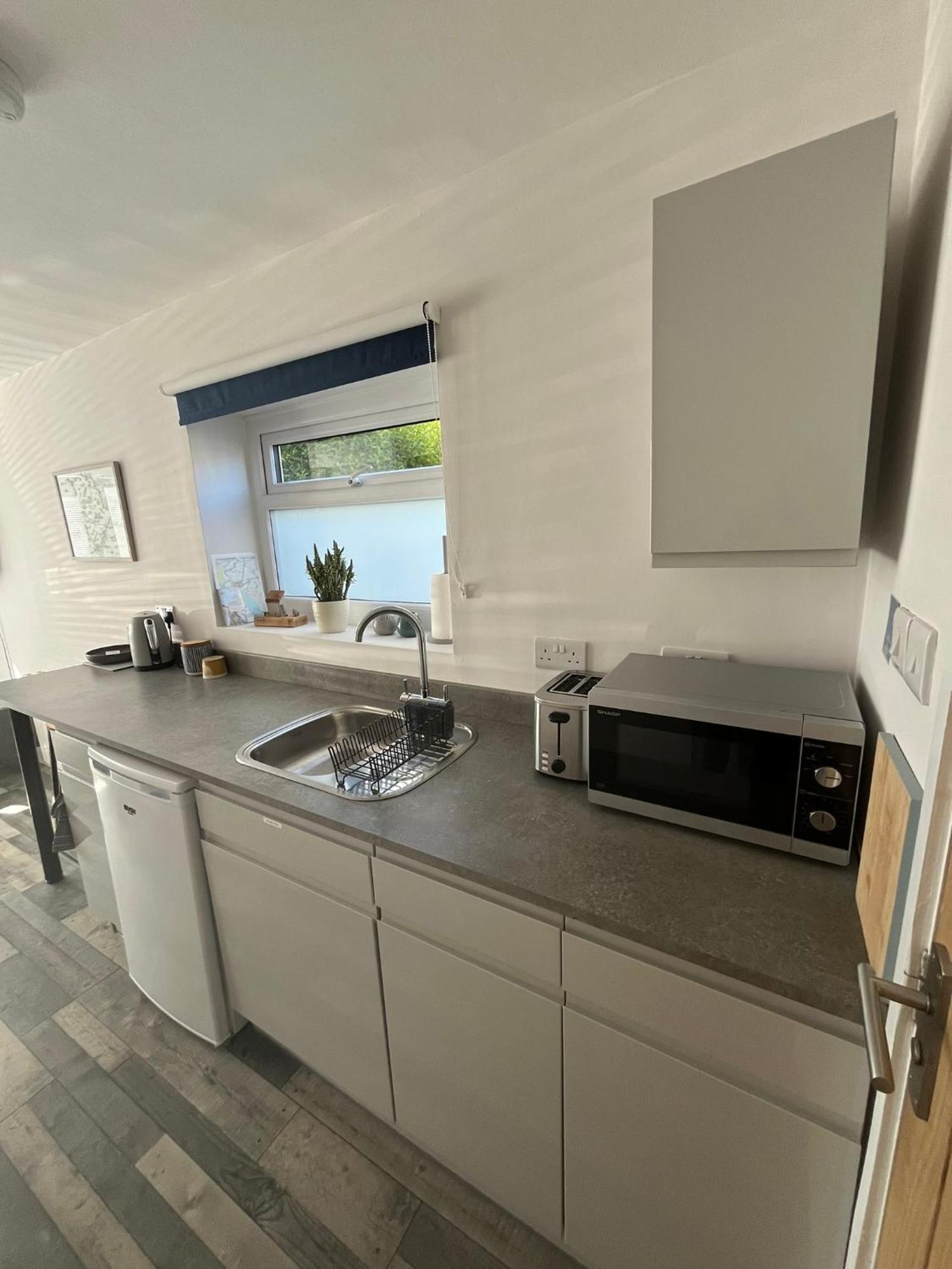 Entire Guest Suite In Four Mile Bridge, Rhoscolyn Valley Eksteriør bilde